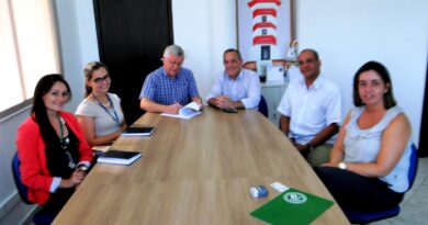 Prefeito, Sergio Ferreira de Águiar, juntamente com a secretária de Assistência Social, Alessandra Silveira de Oliveira, e representantes da GERAR assinando o convênio.