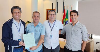 Da esquerda para a direita, estão Marco Túlio Viero Dilelio, sócio-administrador da CLIF; Jeferson Garcia, prefeito de Itapoá; Eduardo Daniel, diretor de Negócios da CLIF e Rafael Brito, secretário municipal de Meio Ambiente.